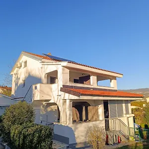 apartments-frank.primorje-gorskikotar.com/